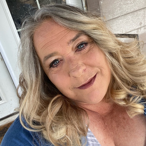 Meet your Posher, Lyz - Picture 2 of 2